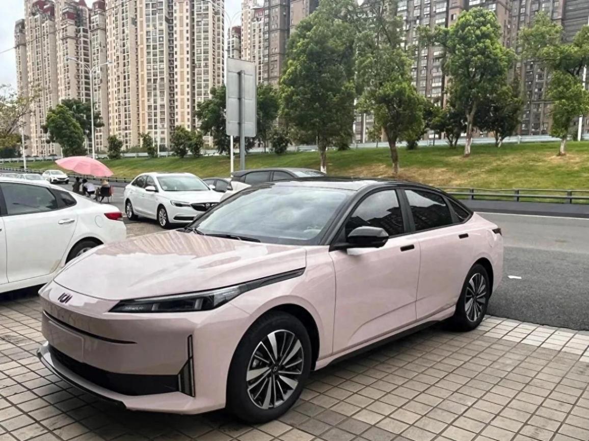 8萬買插混轎車五菱星光和長安啟源真香版怎么選不后悔?