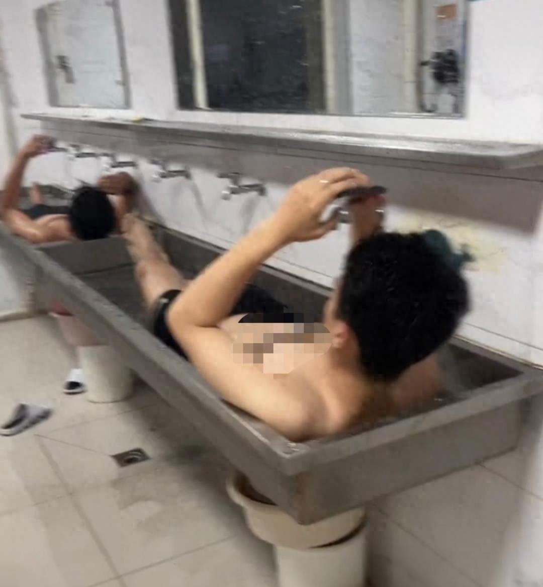 東北連日高溫 學生躺衛(wèi)生間水池降溫