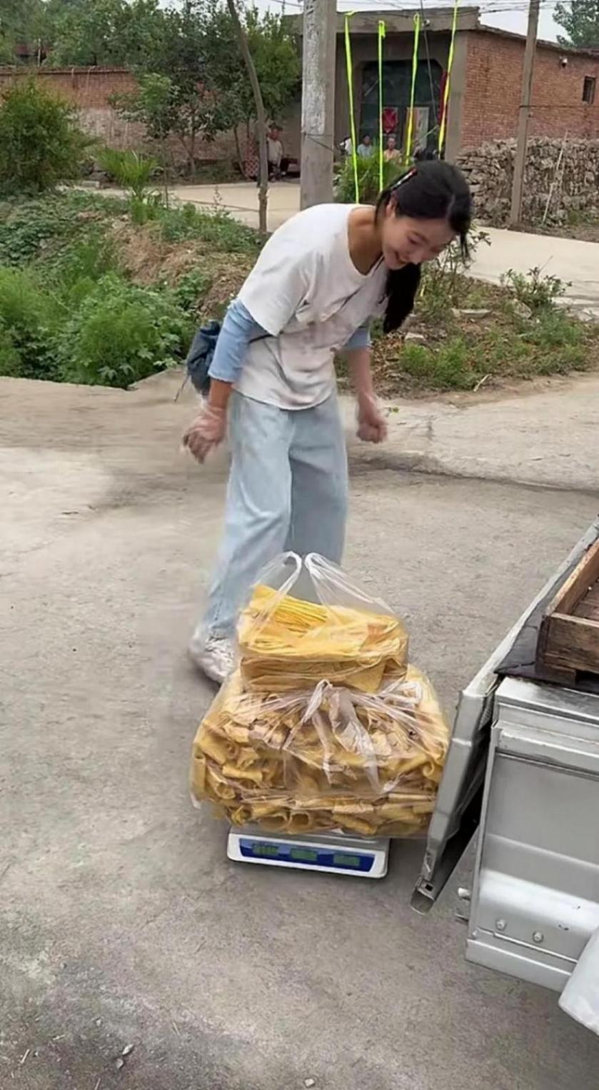 短暫的婚姻,改變了李福貴的人生,泥濘土地里最終開出了向陽的花