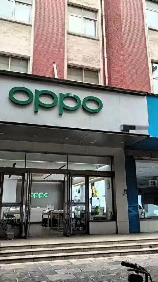 縣城手機店快沒了:10家關7家,打工人回村連修個屏都找不著地兒