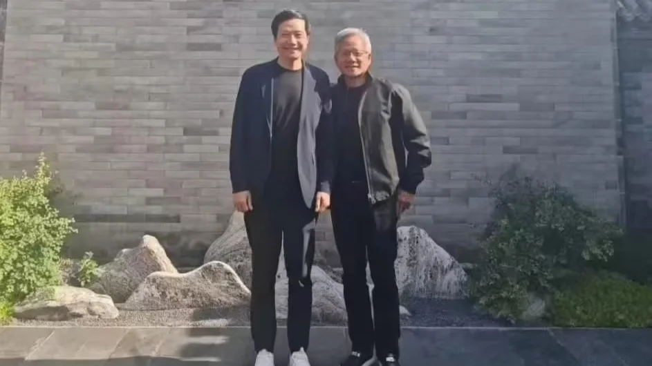 英偉達(dá)CEO黃仁勛回應(yīng)大熱天穿皮夾克：只有一套西裝，沒(méi)來(lái)得及干洗