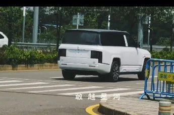 仰望U8L鼎世版螢石白涂裝實車曝光 7月31日正式預售